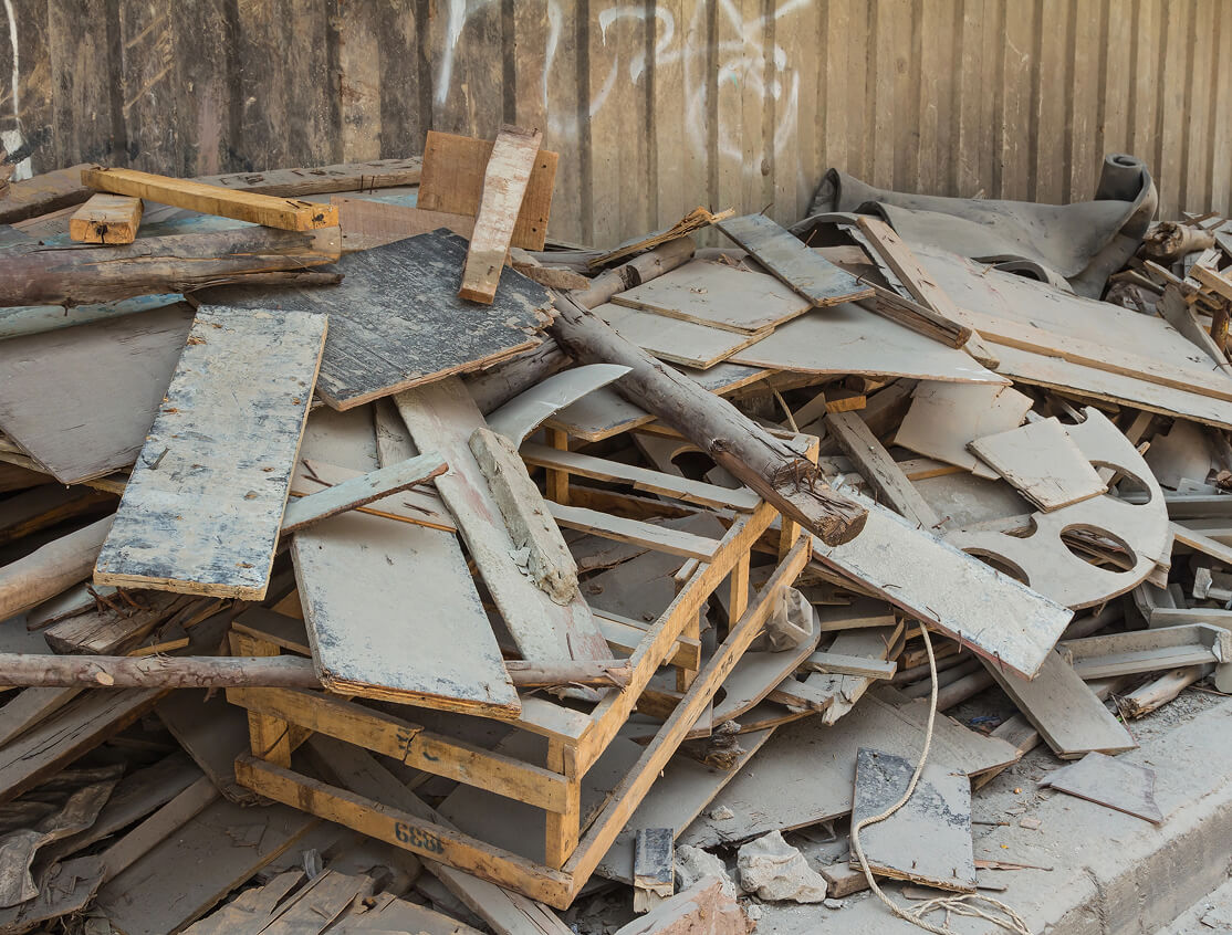 Fotografía de escombros de madera ubicados en la calle.