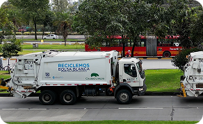 Camión recolector de Ciudad Limpia circulando por una vía urbana como parte de la operación de recolección de residuos en la ciudad.