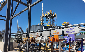 Infraestructura industrial con tuberías, válvulas y sistemas de conducción señalizados, en una planta de tratamiento donde se identifican distintas líneas operativas, incluida una de agua residual.